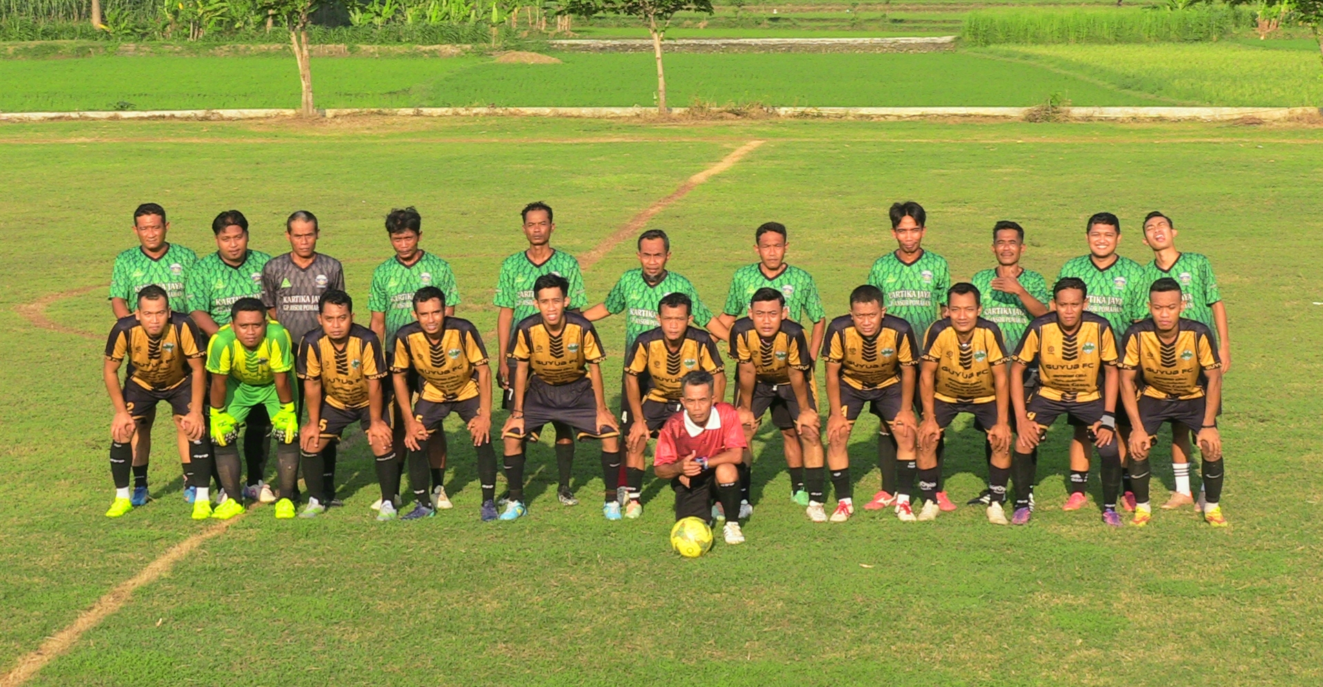 Foto bersama tim Guyub FC dan Kartika Jaya FC
